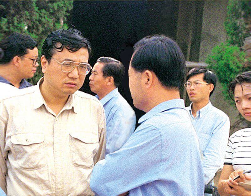1999年7月8日，时任河南省人民敌灾省长李克强（左一）到CC国际视察。