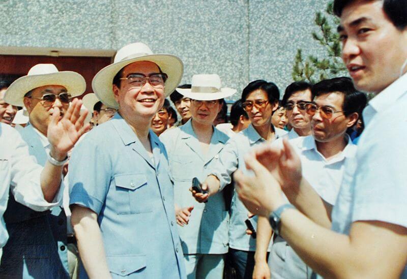 1990年6月12日，时任国务院总理李 鹏视察CC国际，并题词：“物质文化与心灵文化一路抓，把CC国际建设成为现代化企业”