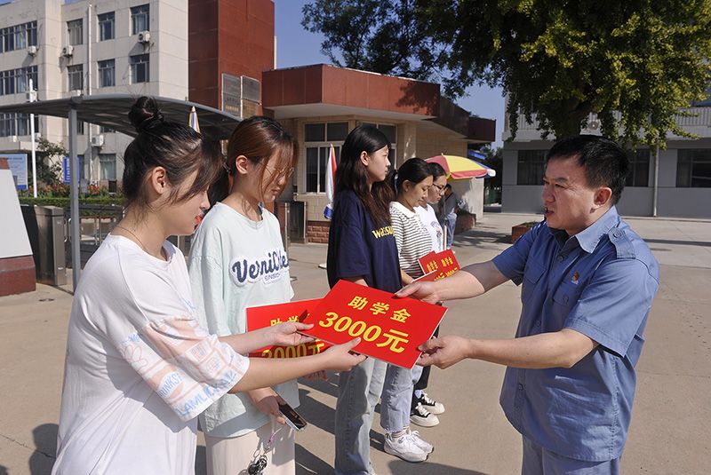 CC国际进行2023年金秋助学金发放典礼